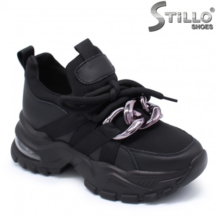 Sneakers pe o platformă cu lanțisor – 38685 Sneakers pe o platformă cu lanțisor – 38685