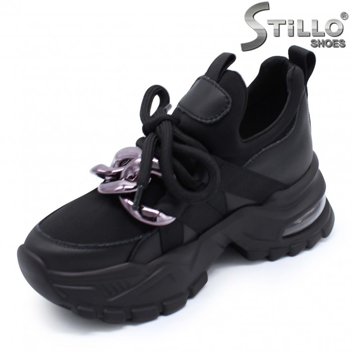 Sneakers pe o platformă cu lanțisor – 38685 Sneakers pe o platformă cu lanțisor – 38685