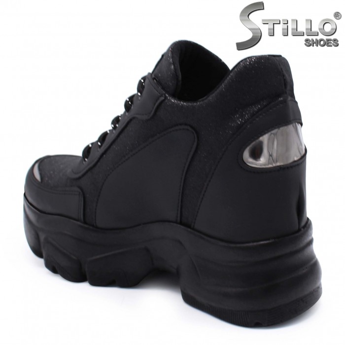 Sneakers înalți cu brocart pe o platformă ascunsă– 39612 Sneakers înalți cu brocart pe o platformă ascunsă– 39612