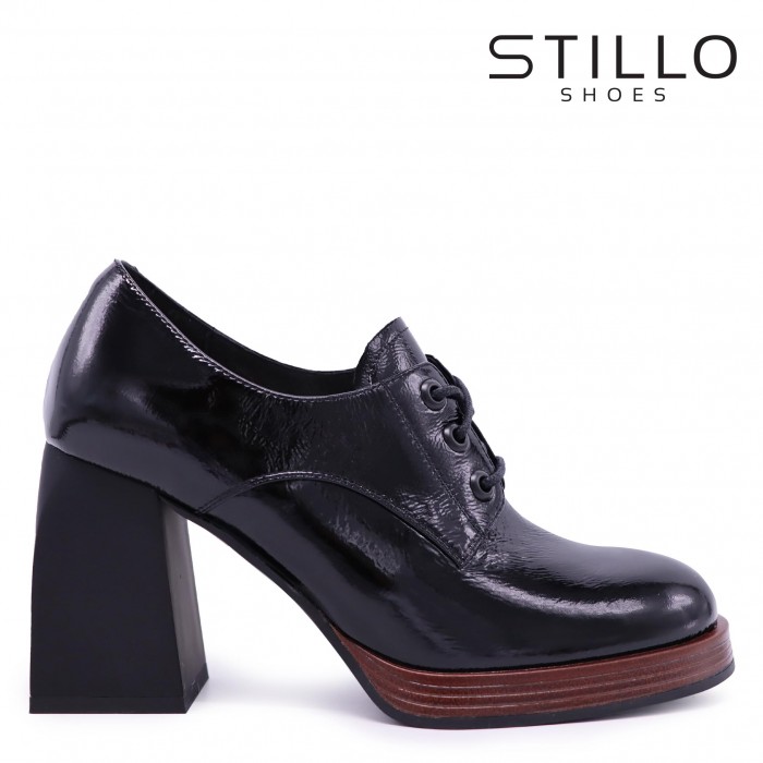 Pantofi inchisi cu sireturi de lac natural si pe toc – 44536