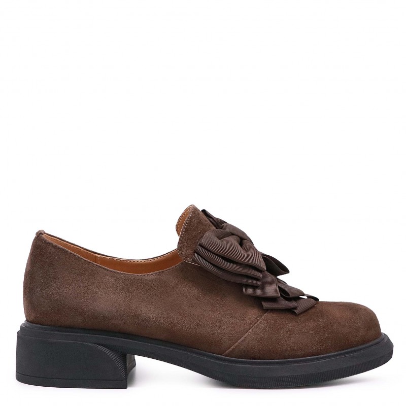 Pantofi maro cu papion din piele întoarsă naturală- 50772